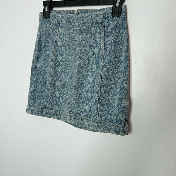 FREE PEOPLE Denim Miniskirt in indigo floral size 0 - Picture 3 of 7